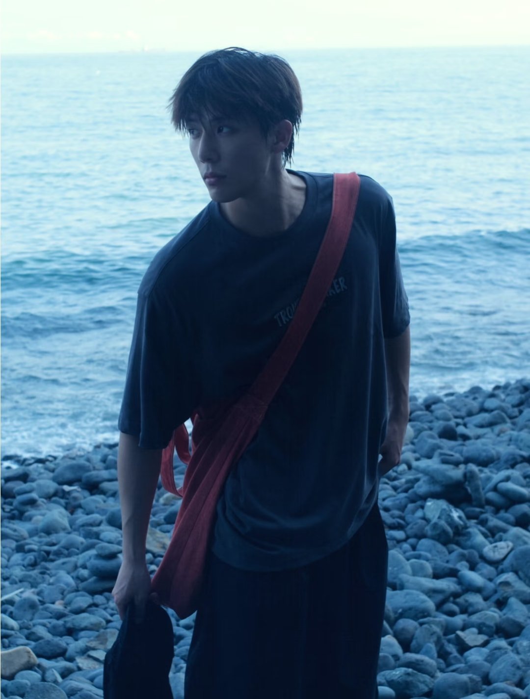 王安宇的海边美照～粉丝建议王安宇下次在浅水区拍比较安全，太有爱了哈哈哈～ ​​​