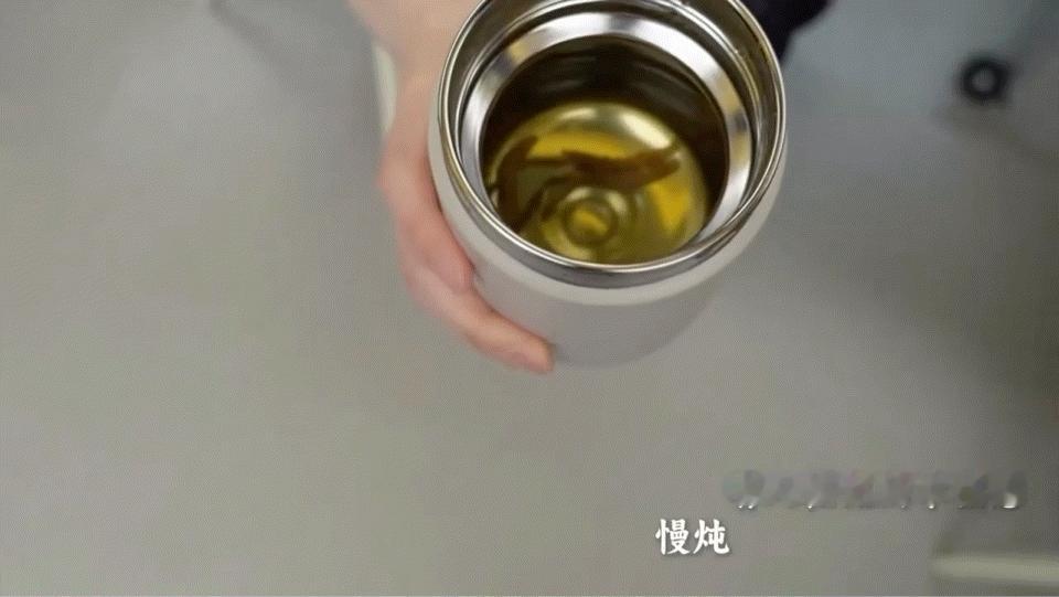 李心洁给李小冉炖汤花了三个小时李小冉被李心洁暖到了耗时三小时精心烹制，每一道工序