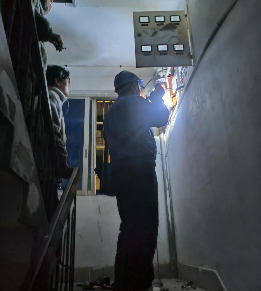 【跃龙街道东观社区：深夜排隐患 守护居民安】
      3月9日深夜，跃龙街道