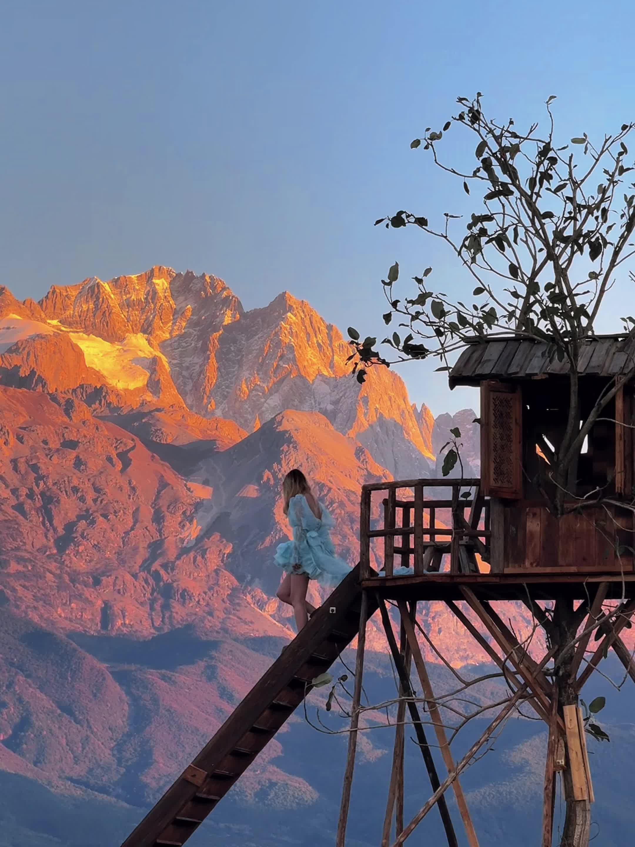 在丽江 我拥有一整个日照金山的晨昏和浪漫 📍丽江香巴拉牧场