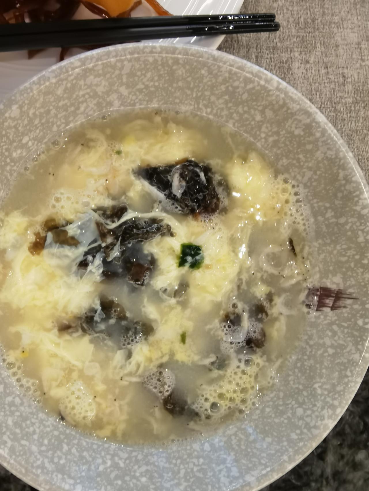 今天开会看到这页PPT，瞬间被狠狠戳中了！
 
醒来第一件事摸手机，早餐边吃边回