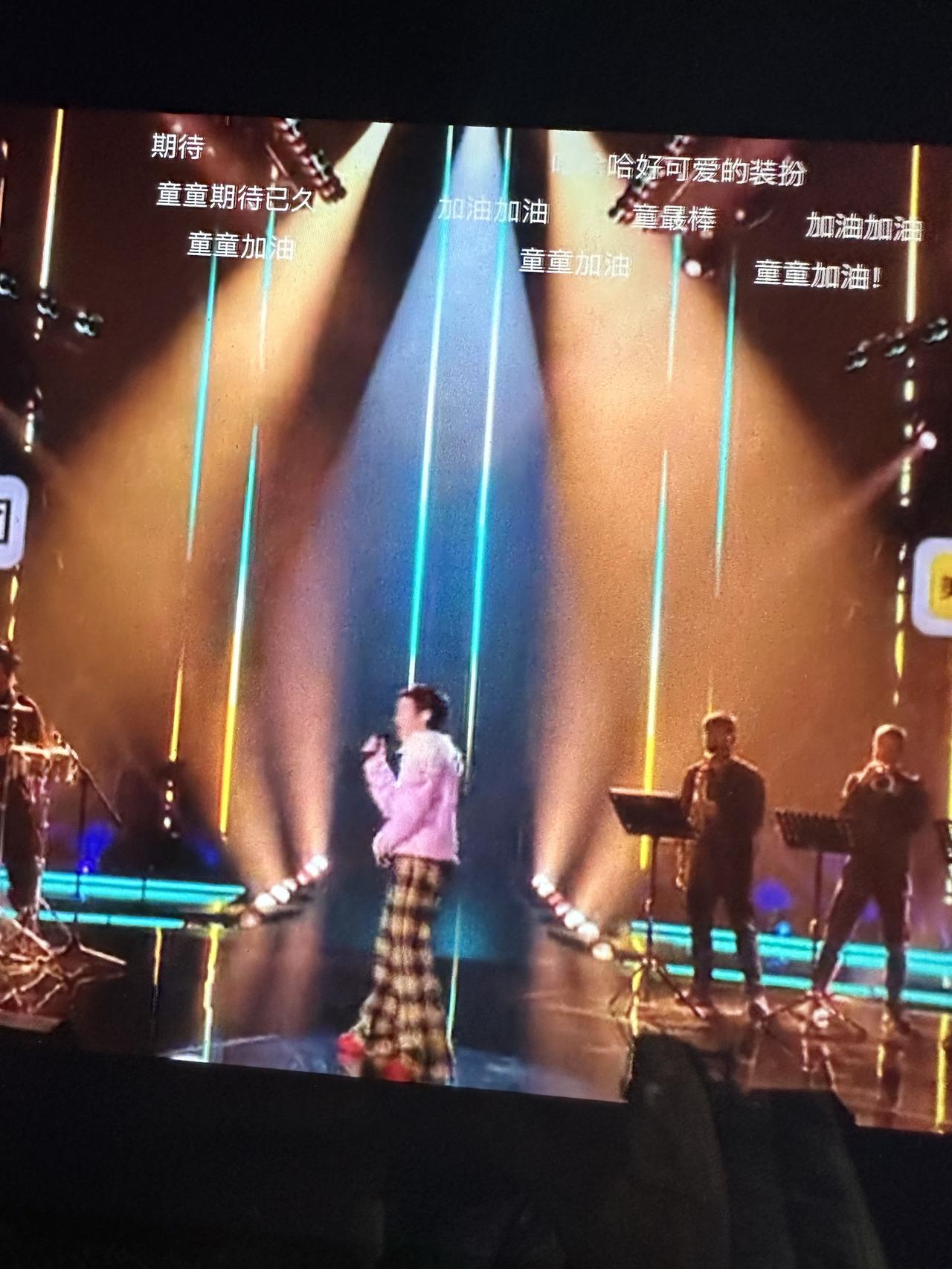 窦靖童那股年轻味儿真的太冲了，自由自在，爱谁谁。
编曲挺有意思，大胆、另类，一听