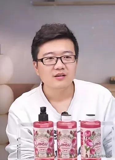 重庆冠军赛刚刚过去48小时，
蒯曼再次传来一个“噩耗”，
莱维在直播时表示，
澳