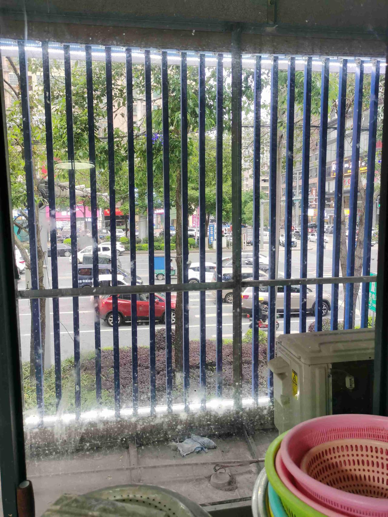 我的今日状态：😭伤心难过
我这里的天气：☀️晴天

早出晚归说的就是我这种人，