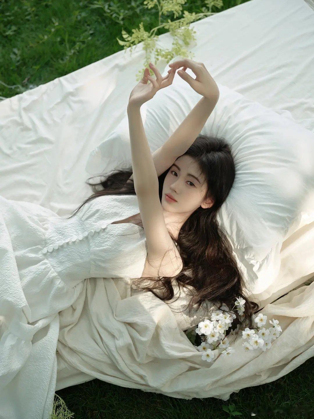 鞠婧祎和赵露思谁更照骗？ ​​​