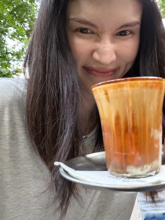 何穗肚子妊娠纹看见何穗肚子上的妊娠纹，才懂生育的重量，这些纹路，是生命到来留下的