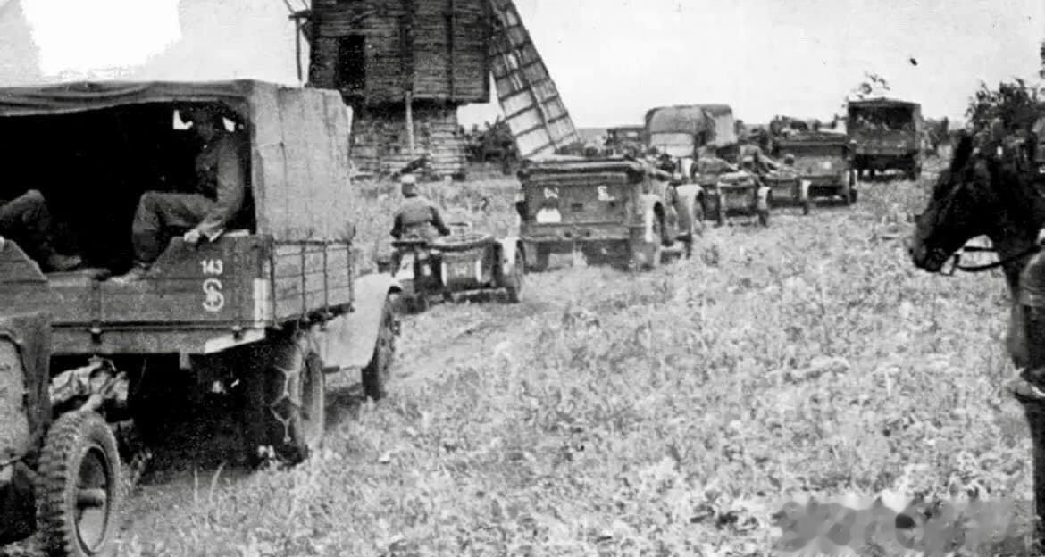 国防军第100猎兵师的车队正向斯大林格勒开进，摄于1942年7月。最终这支部队全