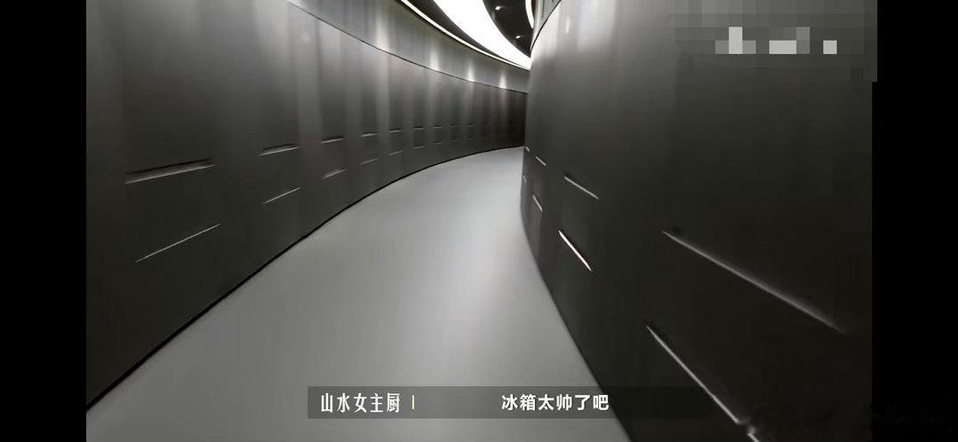 一饭封神大手笔到一人一台冰箱拥有84台冰箱的梦想厨房🎬镜头下84台冰箱组成巨型