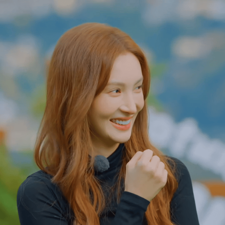 金晨的眼神，看到美女了吗？笑的这么开心😄