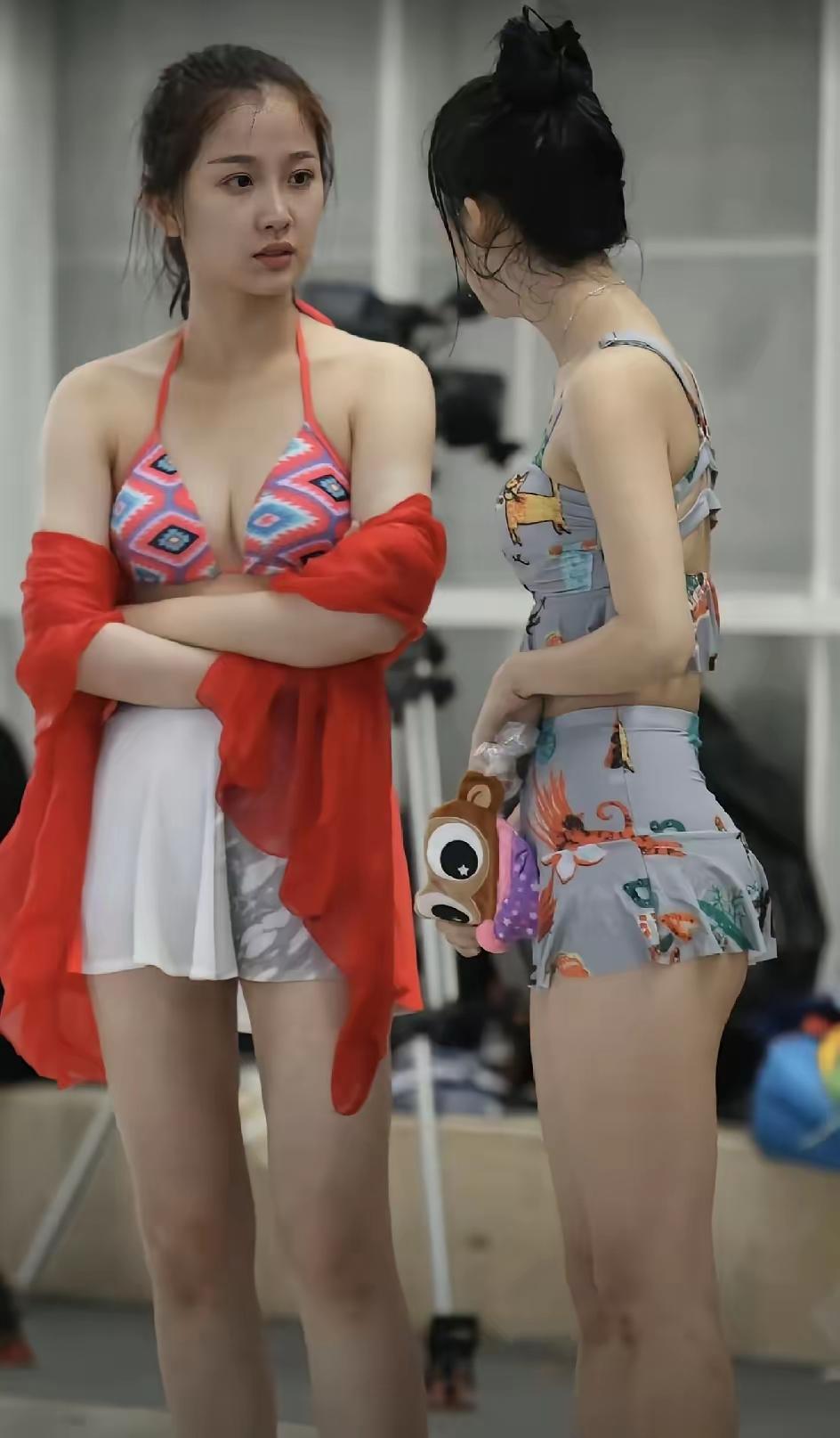 旁边是谁