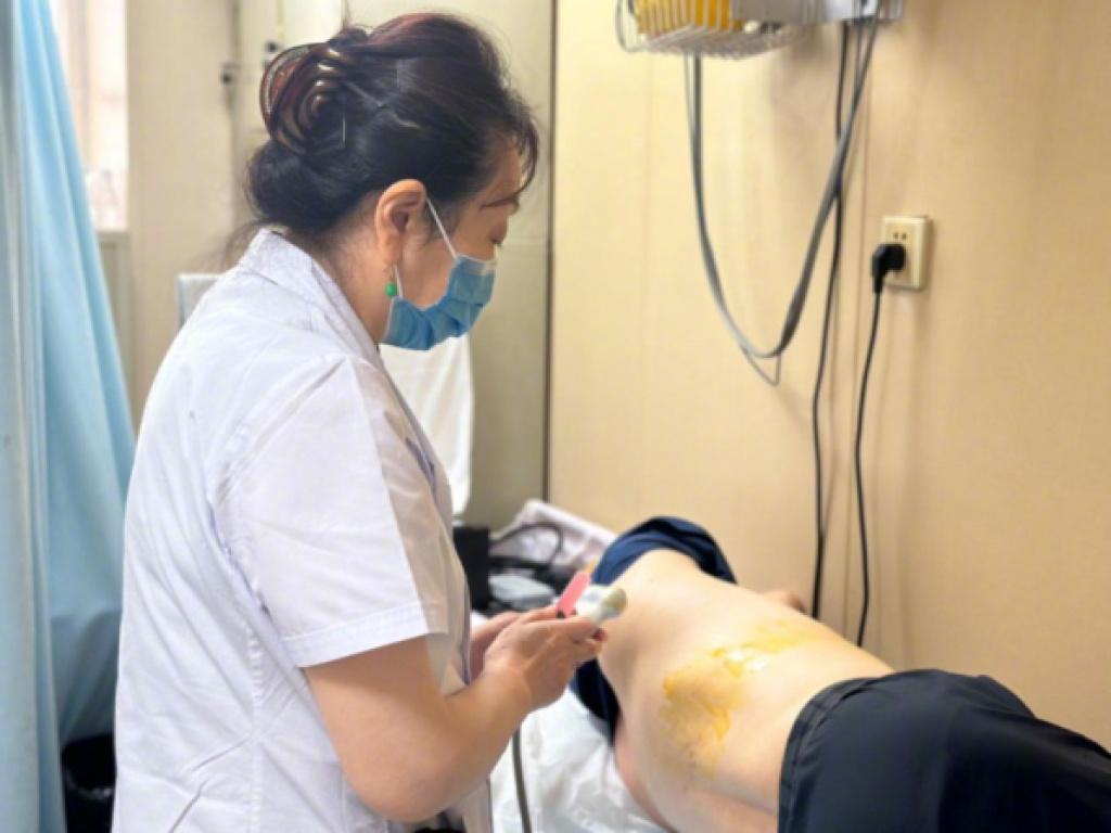 【这4种人更易得带状疱疹】带状疱疹是由水痘-带状疱疹病毒引起的，而90%以上成人