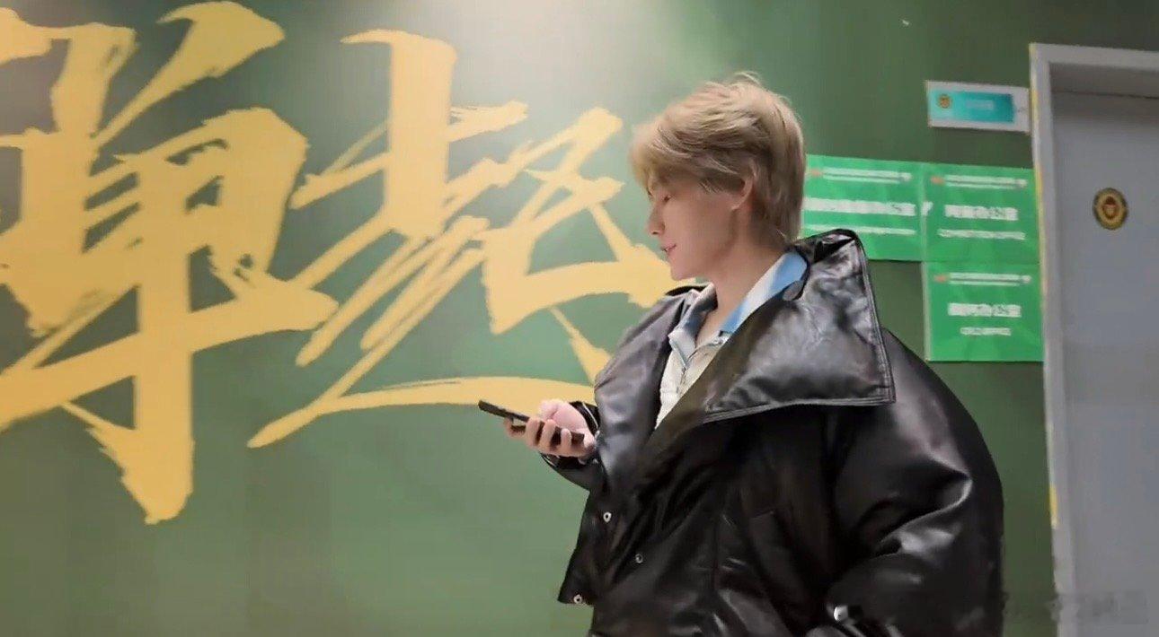 张真源贵阳演唱会vlog和粉丝分享了贵阳演唱会solo曲目《用情》的前期准备工作