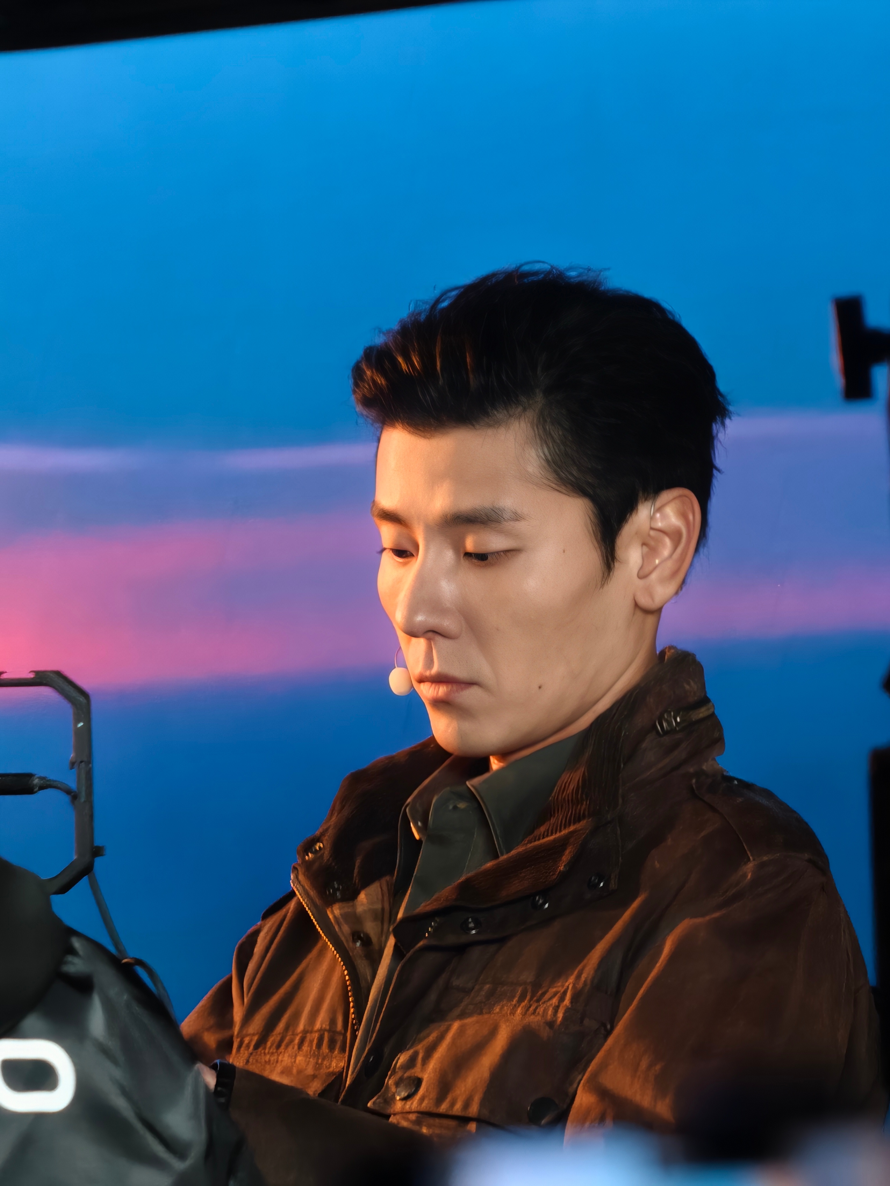 蒋奇明来啦 这下颌线太锐了