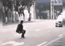 “认准了的事，不达目的不罢休。今儿碰瓷就要做成这一单。”
视频里的大爷为了碰瓷，