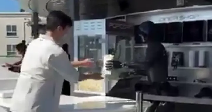 马斯克机器人出街卖爆米花，还会捉弄顾客