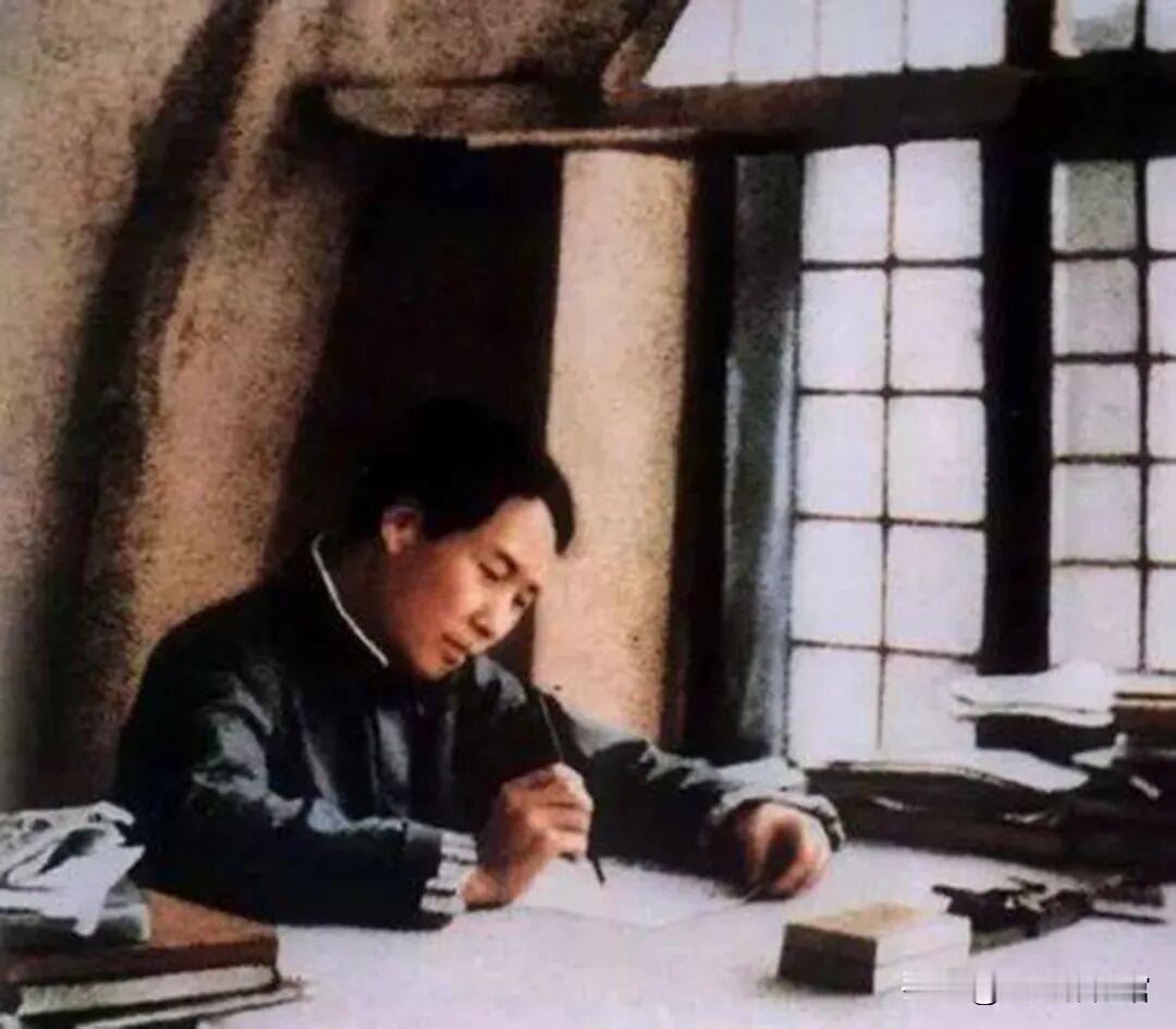 窑洞之内，孤灯相伴。毛主席凝神静气，挥毫疾书。笔下有山河经纬，心中装百姓冷暖，一
