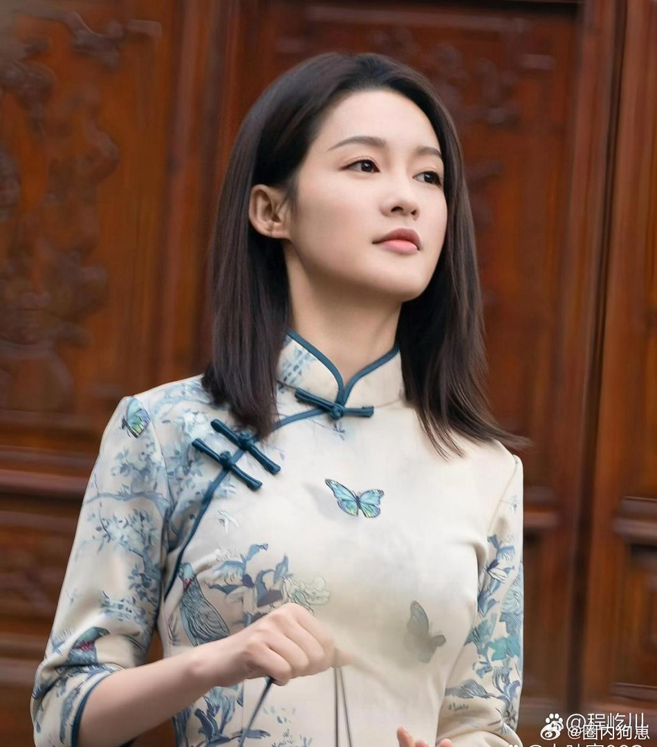 李沁穿上旗袍气质直接拉满，温婉又雅致，把东方女性的美展现得淋漓尽致。 