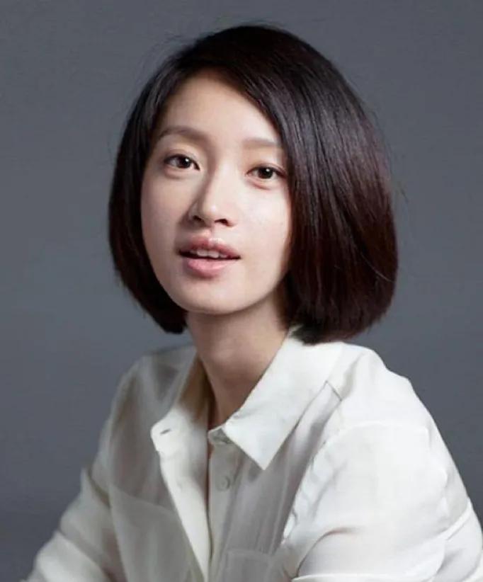 一次节目，主持人问朱亚文：“你为啥要求你老婆素颜？”朱亚文耿直回答：“因为我们亲
