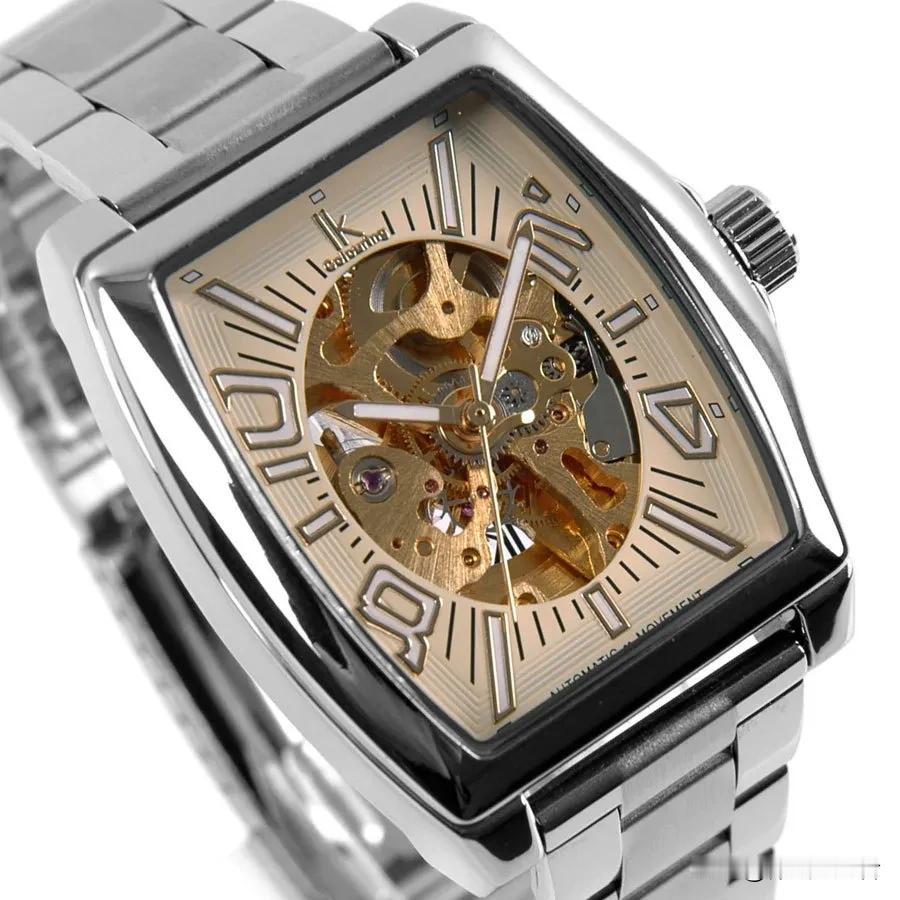 当下成功男人标配：
1，一款价值10万元左右的名表。
2，一条价值1万左右的皮带