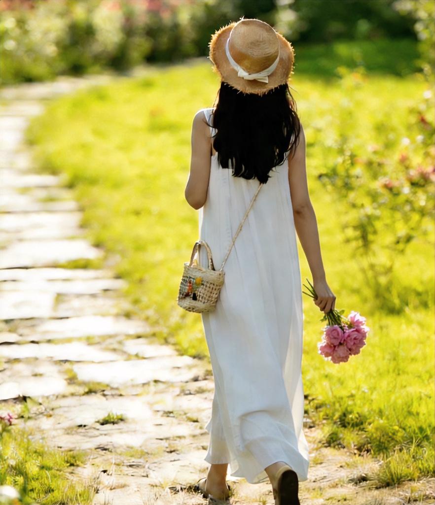 一位经济学家认为：赚钱不为消费，而是守住本金、靠利息生活，远离虚荣应酬，获得不被