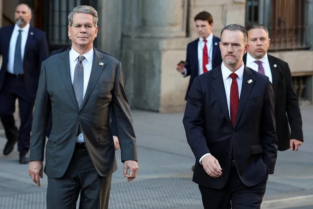 【中美启程谈判，听到要再战李成钢，贝森特愁眉苦脸，已给自己找好退路】中美即将开启