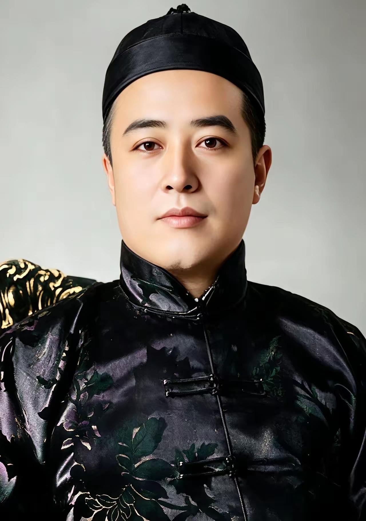 这名男子的颜值可以说已超过百分之九十的男子，但他在自己家里还排不上第二名。他家里