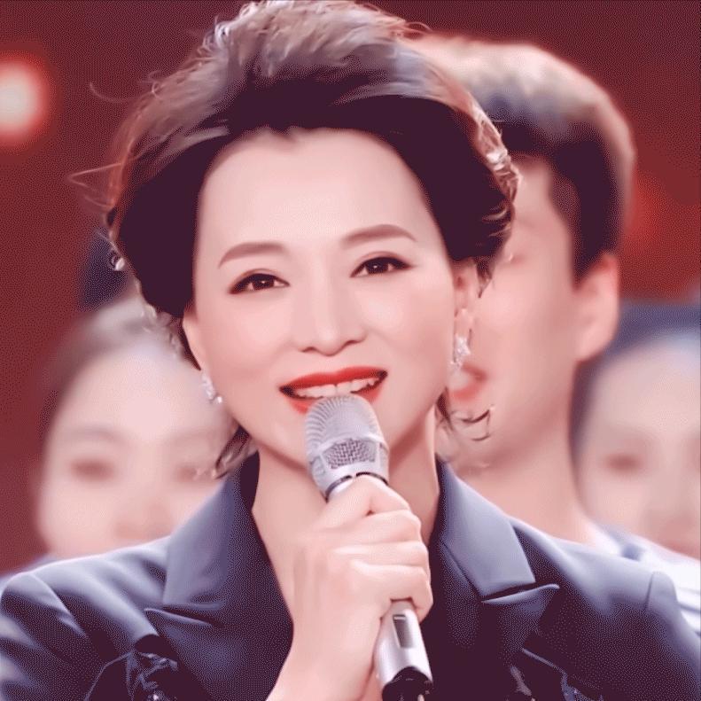 核物理学家陈佳洱，接受董卿采访，他说，我是第一批公派留学生，六三年出国，去了英国
