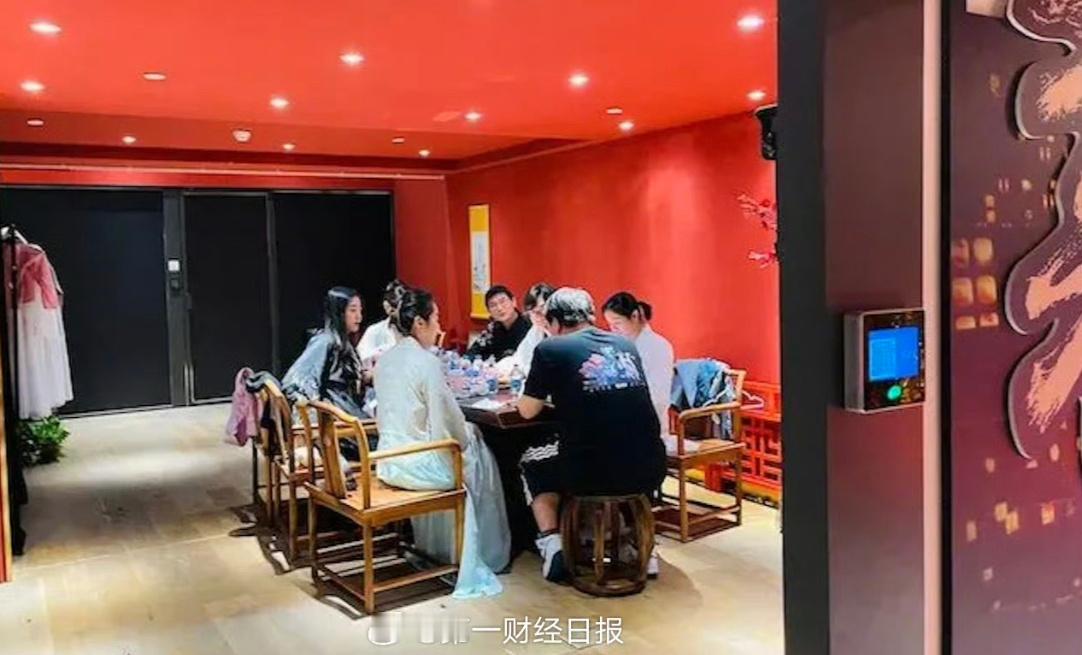 揭秘恋陪背后的商业恋陪看似是情绪陪伴的温情供给，本质是当代情感需求被商业化精准收