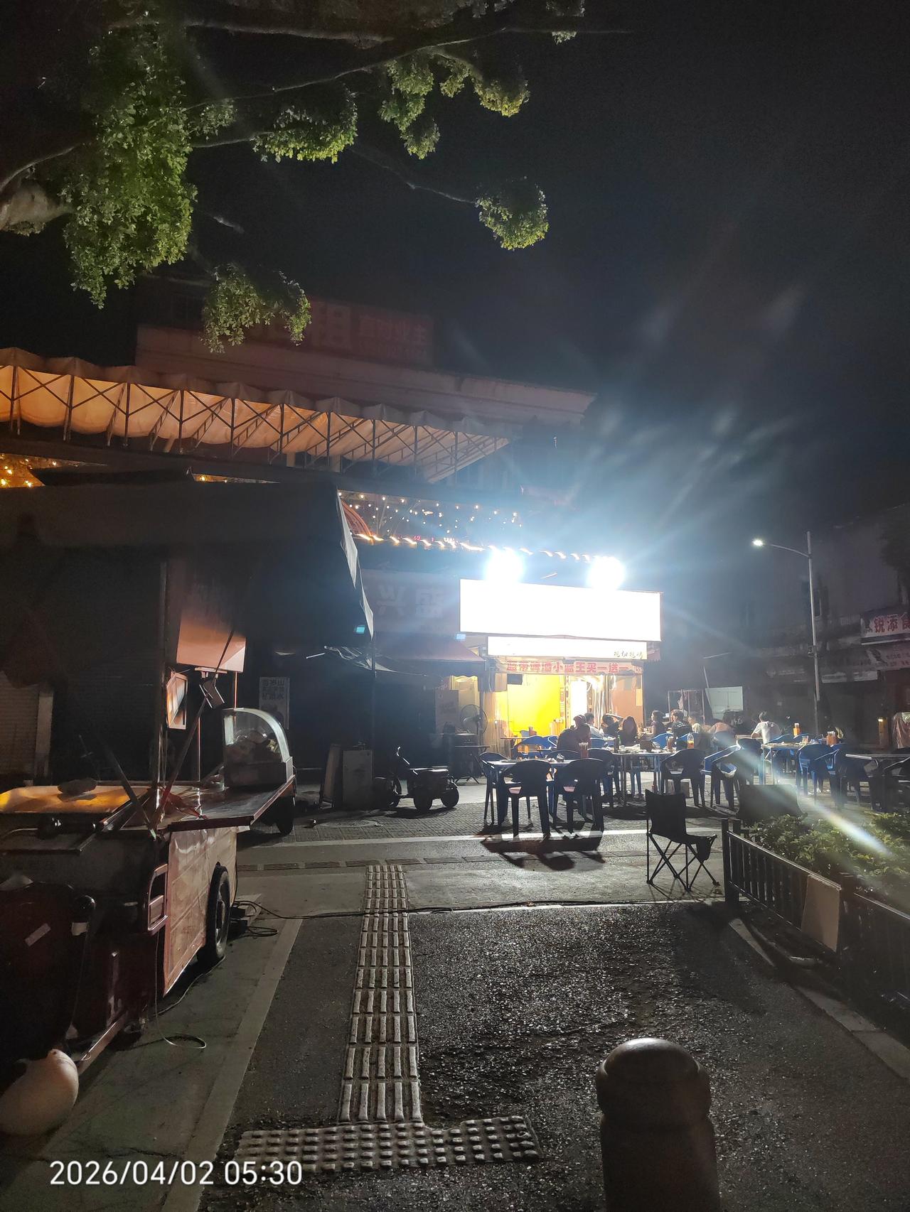 这几年大家发现没有？广东顺德的城管执法，越来越亲民，体会到实体店的不容易，没有像