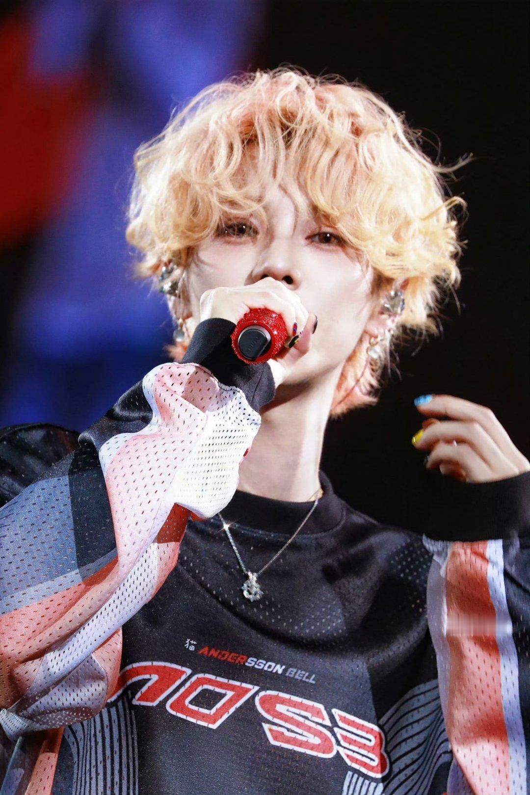 鹿晗真是染发的神只有我觉得这个染发真的很帅吗 果然冷白皮穿什么颜色都好看 