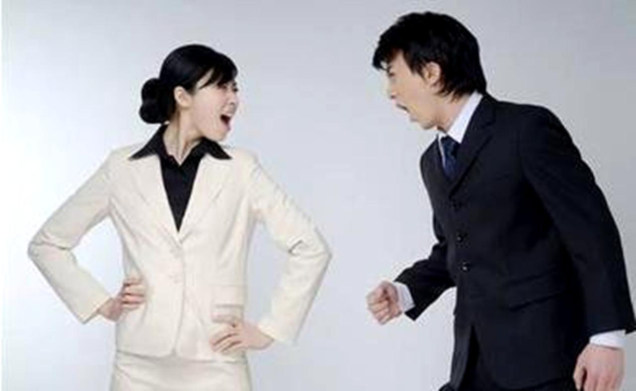 领导被下属当众顶撞咋办？ 
当众被下属顶撞，最显领导格局。
不怒、不辩、不失态，