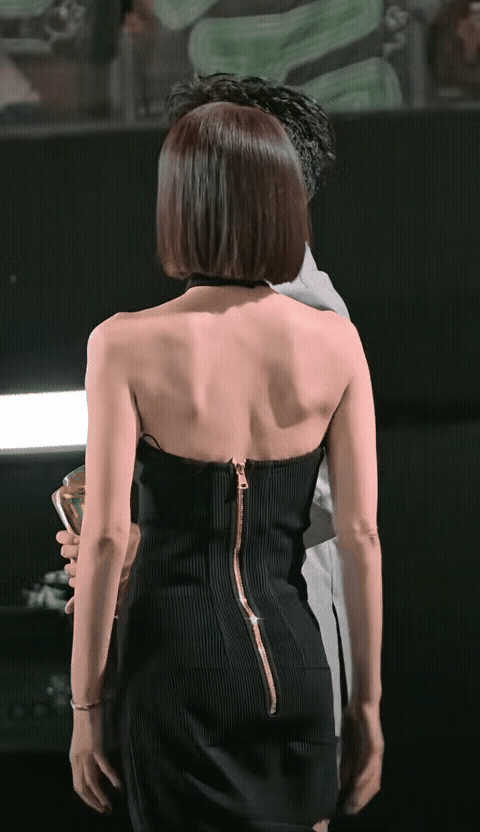 秦岚这状态，真把46岁活成了“年龄刺客”。
 
舞台上收腰那一下，腰线比少女还利