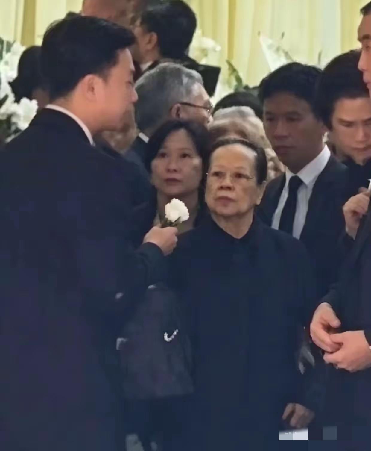 董建华葬礼，他九十岁高龄的妻子也来了！两人相依相伴六十五年，育有三个子女。董夫人