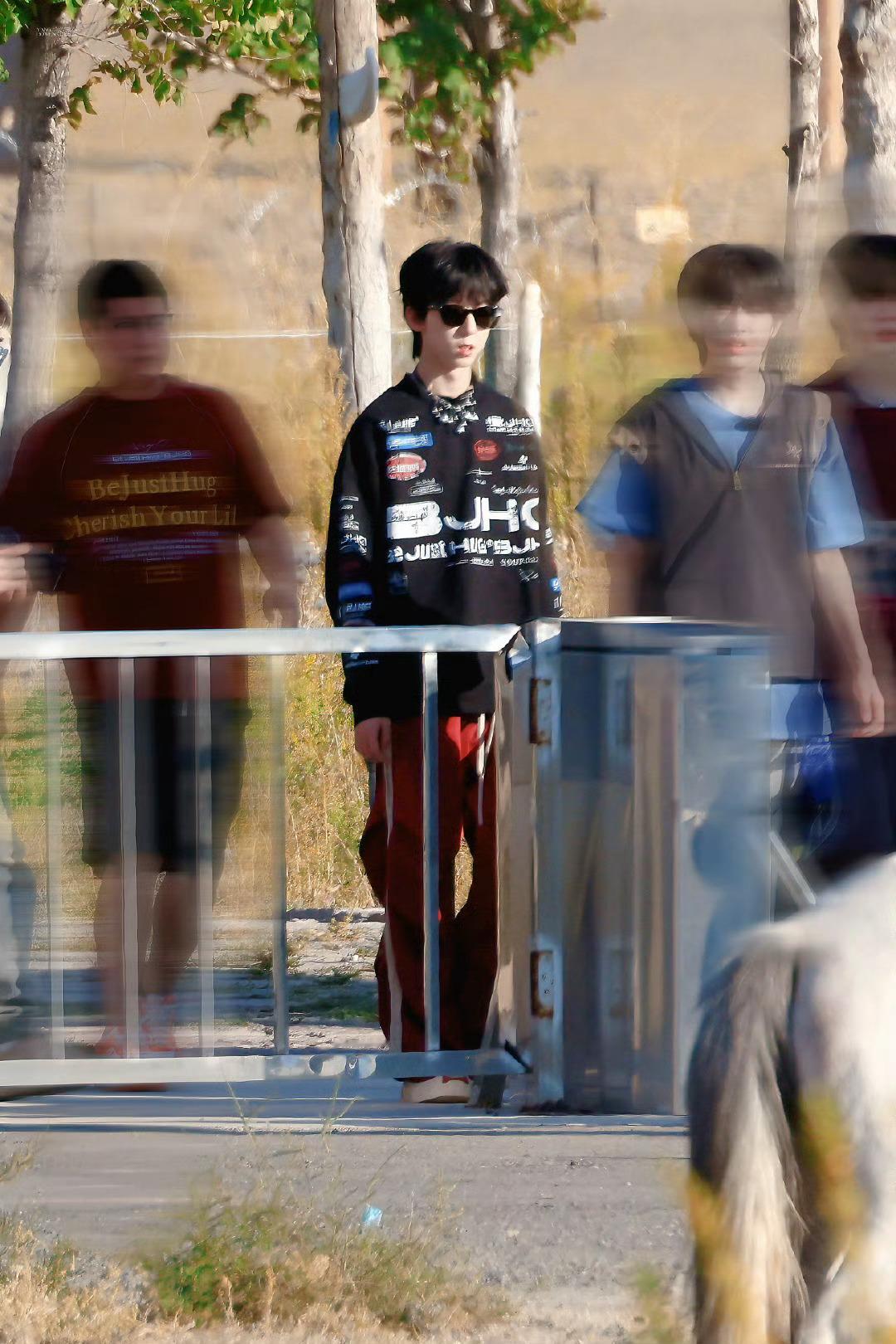 杨博文新疆路透 杨博文新疆拍摄路透戴墨镜🕶️穿潮服的cool boy！好帅好酷