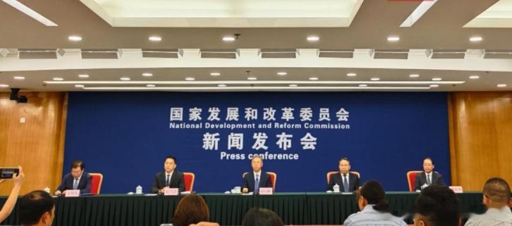 政策再发力！报废旧车买新能源车补贴2万，买燃油车补贴1.5万，这样你要换车，会选