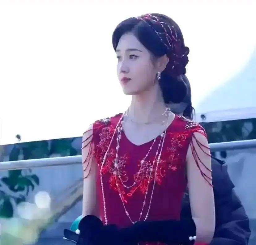 80万三天变8000万，横店疯了
 
横店影视城七成摄影棚改成竖屏布景。80万小