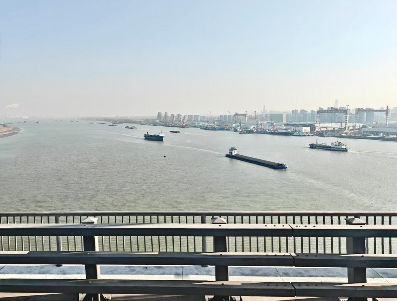 家人们，不知道你们有没有过这种时候：忙活大半天，腰酸背痛腿抽筋，躺沙发上刷手机，