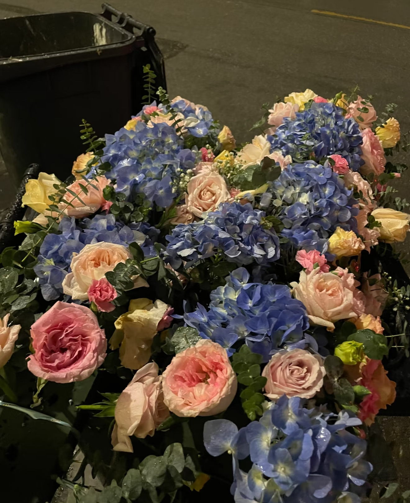 以为大家说说而已，没想到真的乌央乌央去垃圾桶捡花。 