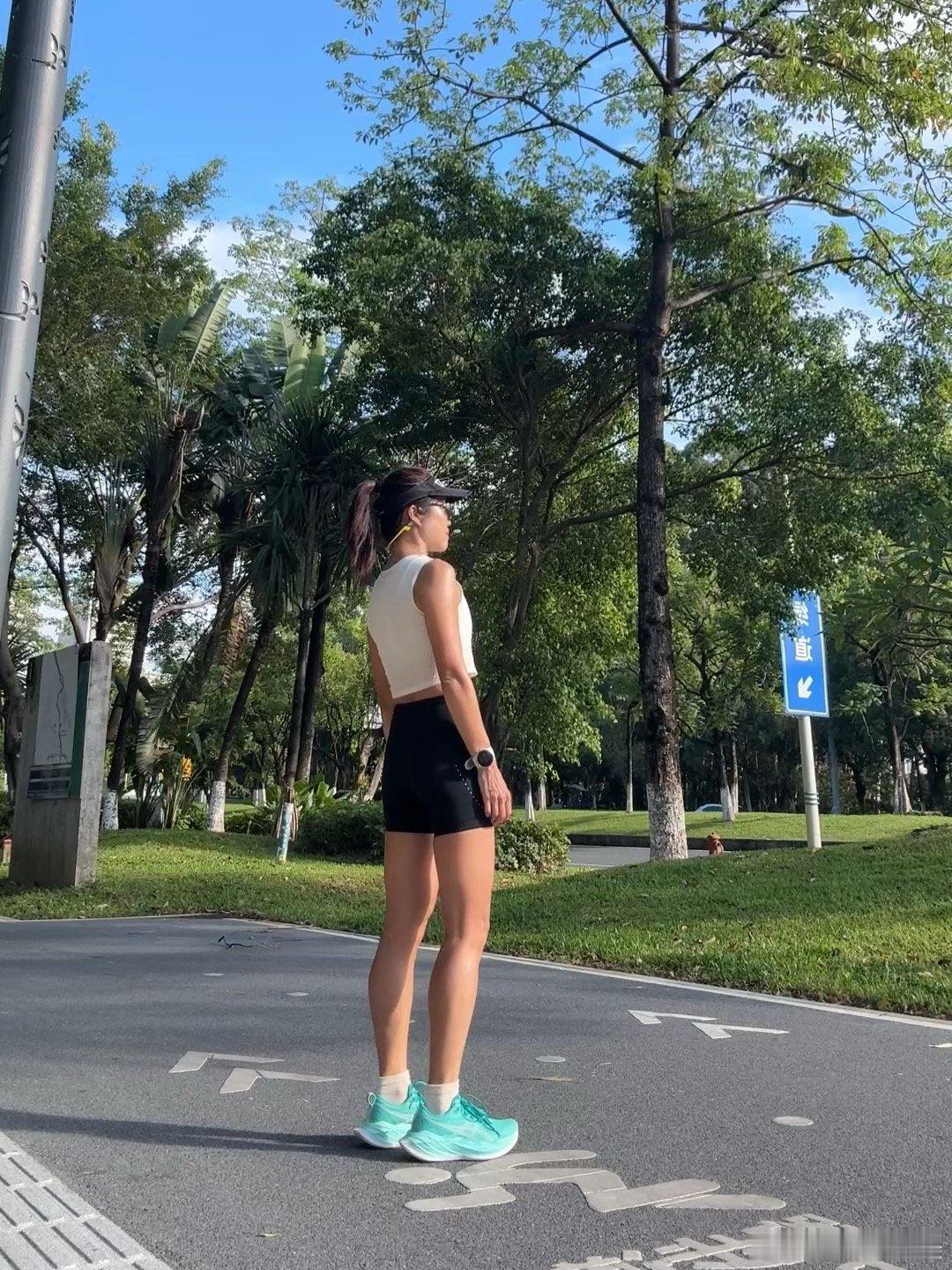 慢下来感受早秋的凉风感受湖天一色的风景今早的天空是治愈蓝 10.02km｜1:0