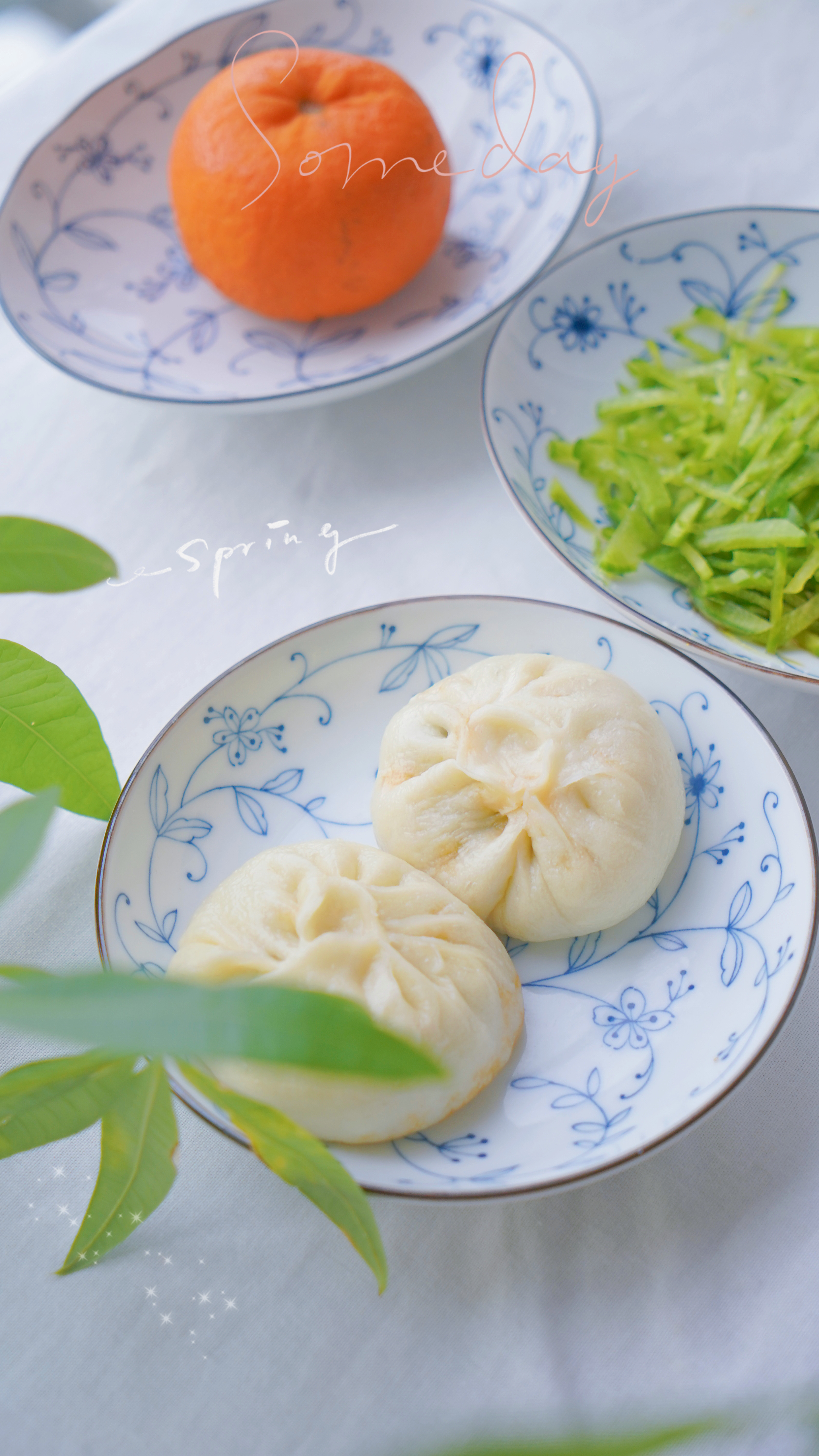 早安早餐🌿🌿🌿今日早餐：韭菜素包子、玉米汁、凉拌青萝卜丝，还有一颗甜橙🍊