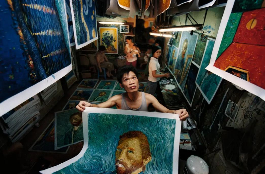 湖南农民初中都没毕业，成为画师后临摹了梵高画作10万张，2014年，他见到梵高的