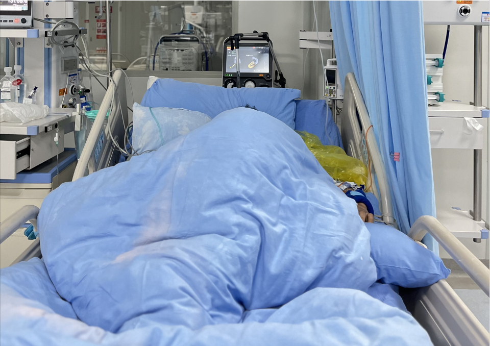 帮医院紧急找人。5月27日，一名76岁老人在成都太古里古驰店门口晕倒。经120抢