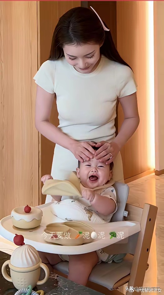 你发现了吗？方媛和郭富城家的三宝和筱梅家的汪宝，不但作息时间一样，就连辅食碗用的