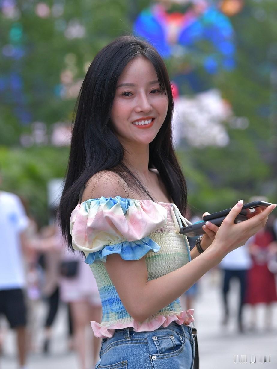 下身搭配一条高腰破洞紧身牛仔裤，既修饰了腿型，又增添了几分随性不羁的街头感。脚踩