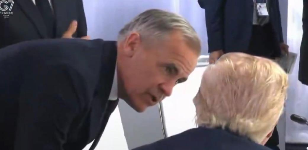G7峰会工作午餐前的间隙，摄像机记录下了一个值得琢磨的画面。加拿大总理卡尼弯下腰