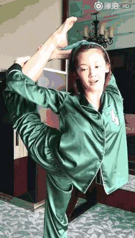 有点看懂钟楚曦当时这个眼神，试镜的是电影芳华，苗苗穿着她妈妈年轻时的海魂衫去的，