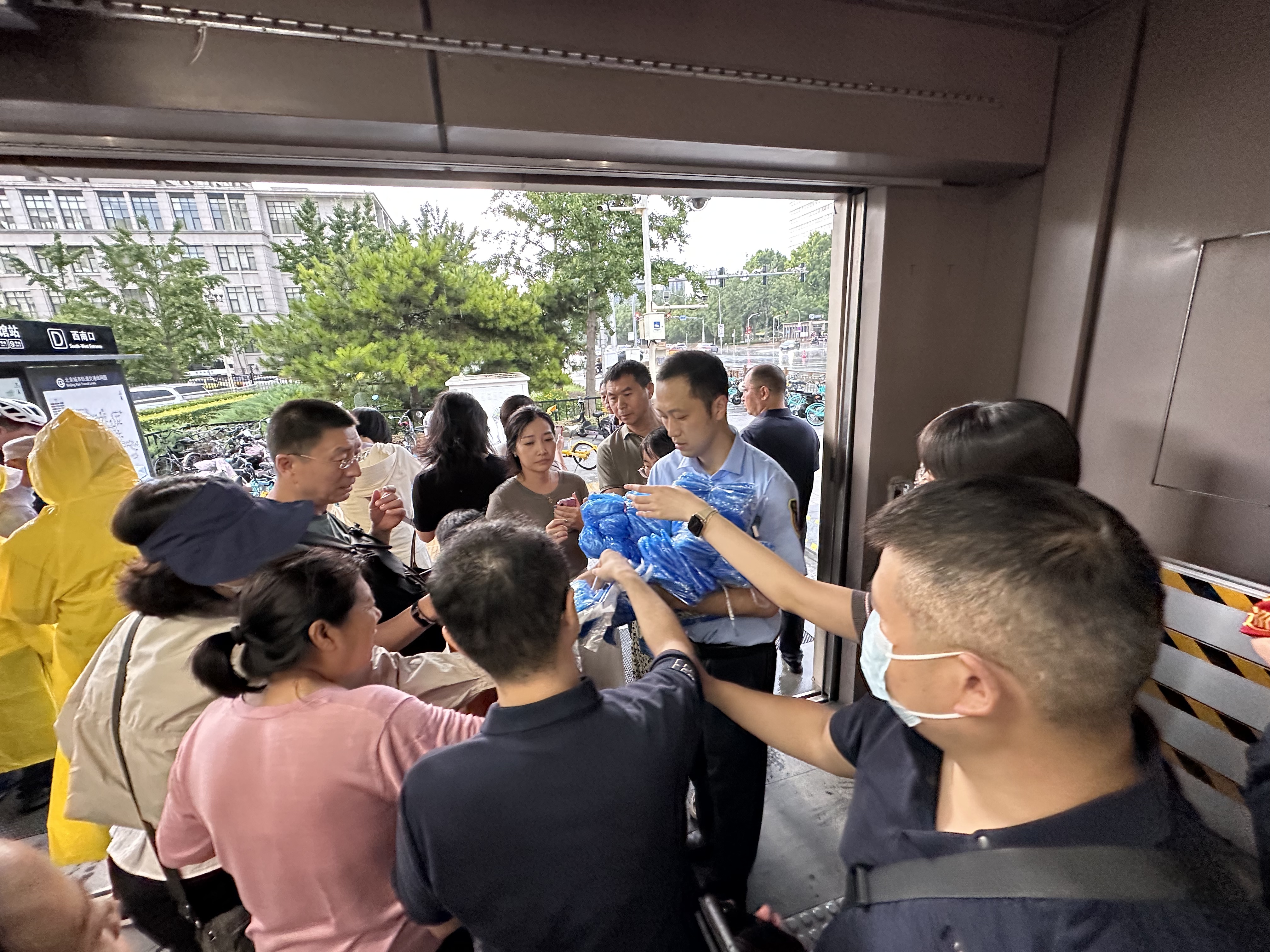让一件免费雨衣成北京城市风景：这把“伞”地铁为乘客撑了二十年