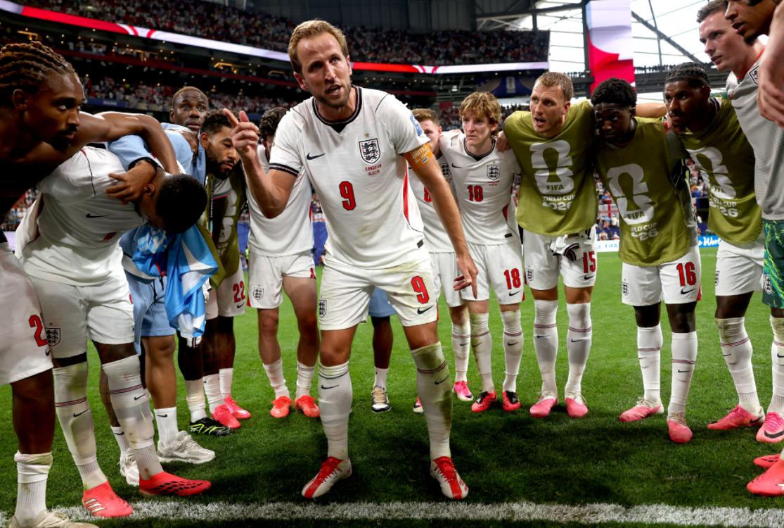 英格兰2-1逆转民主刚果之后，有谁注意到凯恩的举动？他号召全体队员围成一个圈，自
