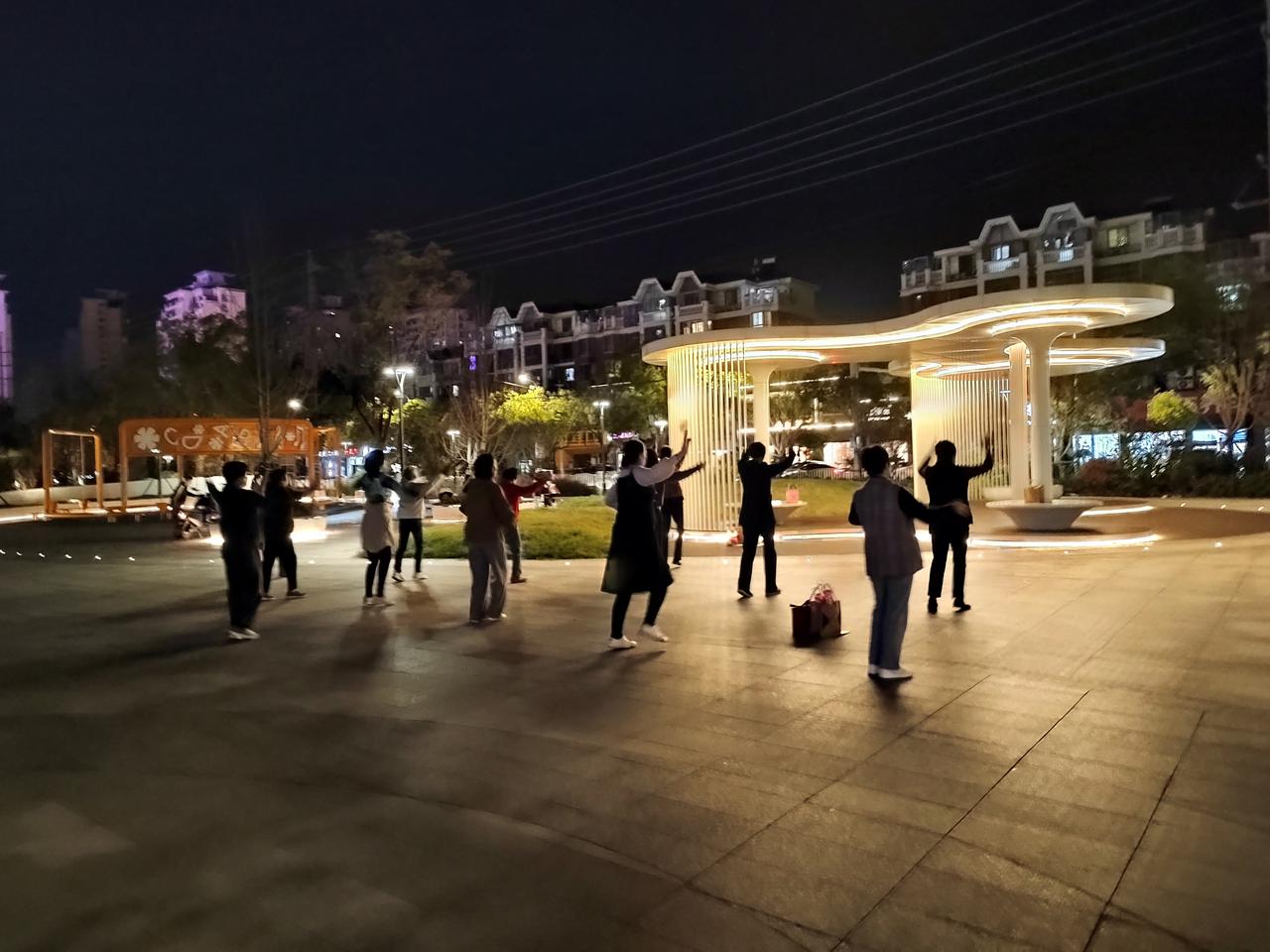 跳广场舞第三天，全身出现肉眼可见的变化

蠢蠢欲动了很久，我终于下场开始跳广场舞