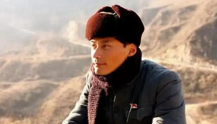 1970年，19岁北京知青摔断手臂，跑到县城买药。可药钱差1角，他恳请营业员帮忙